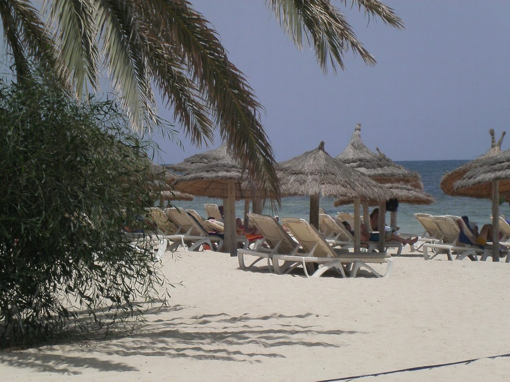 Djerba, ombrelloni in paglia alla spiaggia - Foto di nico2611 da Pixabay