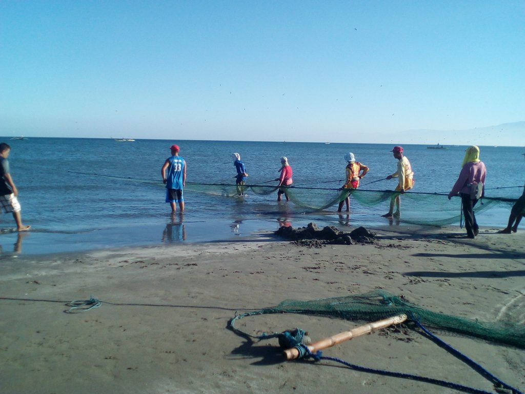Pescatori alla spiaggia di Lingayen