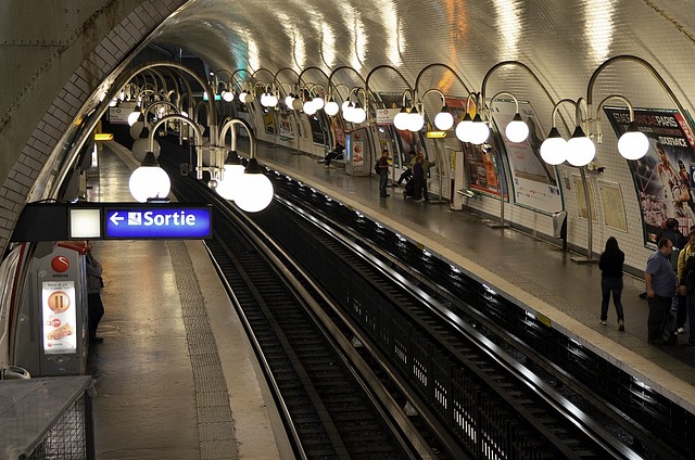 Metropolitana Parigi - Foto Herry Wibisono da Pixabay